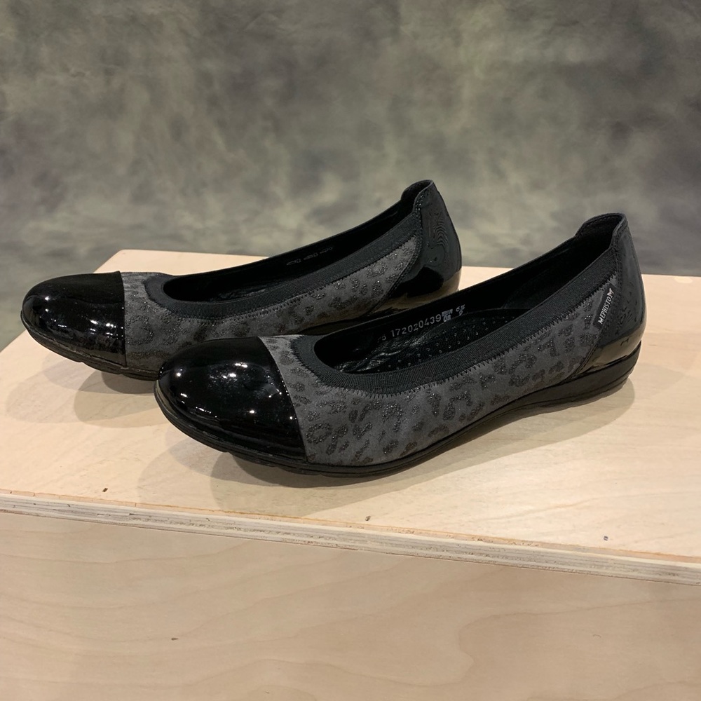 Mephisto women’s gray/black accents shoes